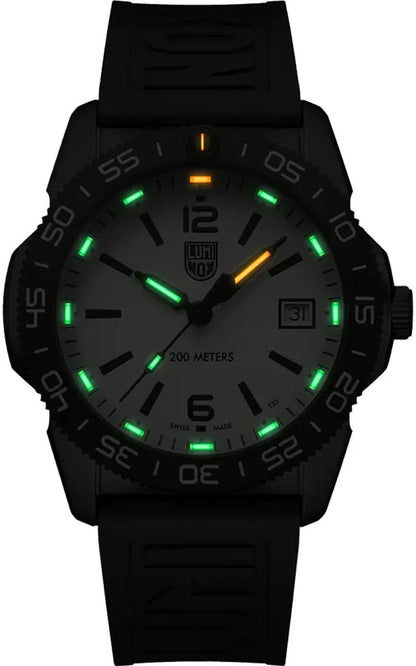 Luminox dykarur med svart silikonband och svart urtavla, lysande markeringar