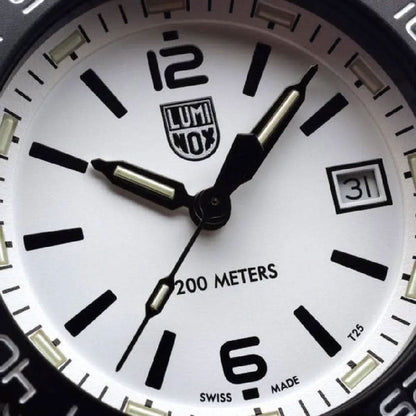 Luminox-urtavla med datumfönster (3), svarta visare och lysande index
