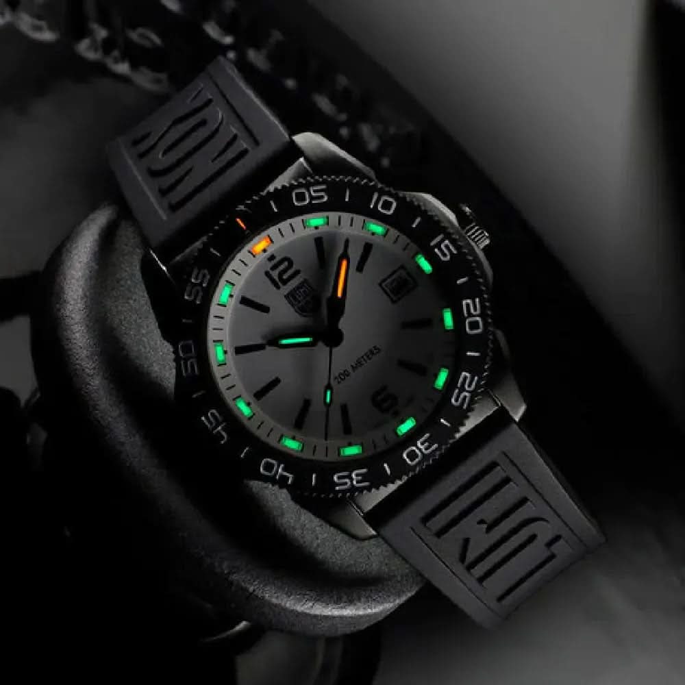 Luminox dykarklocka i närbild med självlysande markeringar på svart urtavla