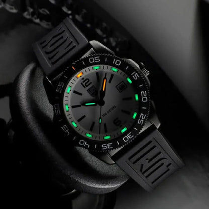 Luminox dykarklocka i närbild med självlysande markeringar på svart urtavla