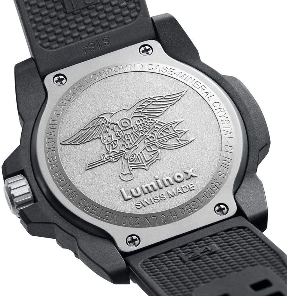 Herrklocka med Luminox-logotyp och gravyr på baksidan, svart boett och armband.