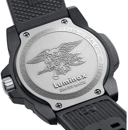 Herrklocka med Luminox-logotyp och gravyr på baksidan, svart boett och armband.
