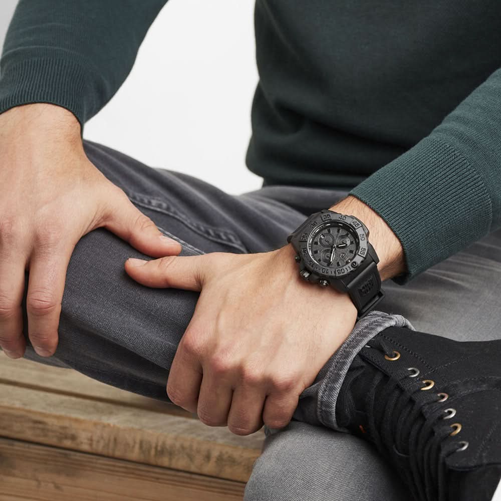 Kronograf för herrar på handleden med boett i svart och strukturerat gummiband