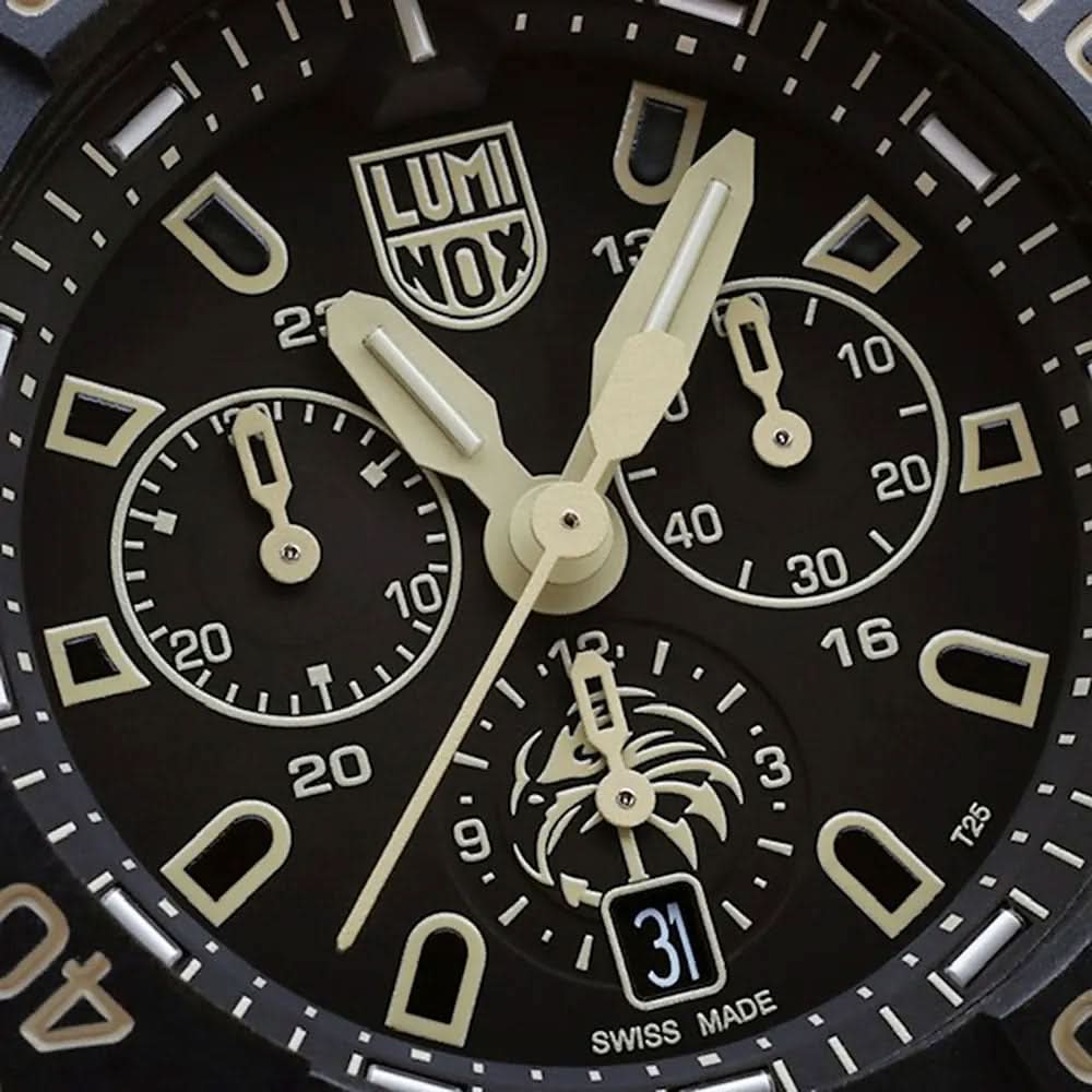 Herrarmbandsur, närbild av urtavlan med kronografmätare och LUMINOX-logotyp