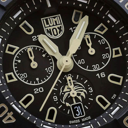 Herrarmbandsur, närbild av urtavlan med kronografmätare och LUMINOX-logotyp