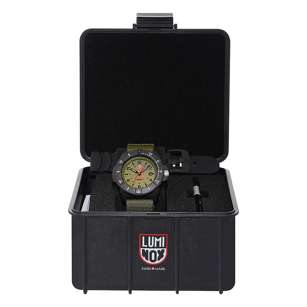 Luminox herrklocka i svart förvaringsfodral med utfällbart stöd