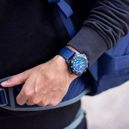 Herrklocka på handleden med blå urtavla och mörkblått armband