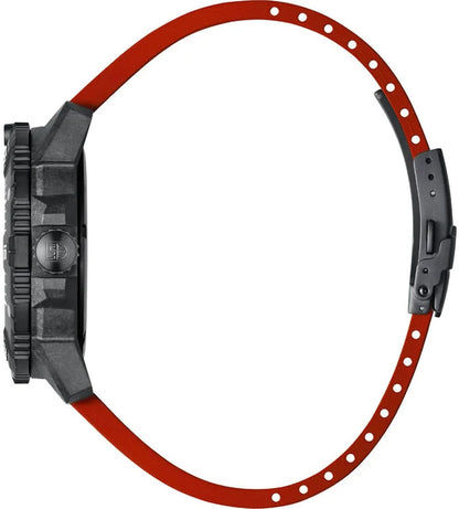 Klockfodral från sidan med röd infattning och svart armband, skruvpunkter synliga