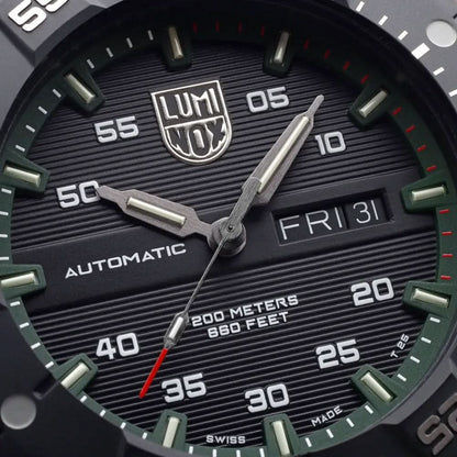 Närbild på urtavla: LUMINOX-logotyp, AUTOMATIC, FR/31 och skala upp till 200 meter; gröna accenter.