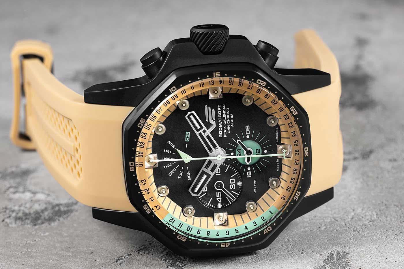 Herrklocka med svart urtavla och beige silikonarmband i detalj