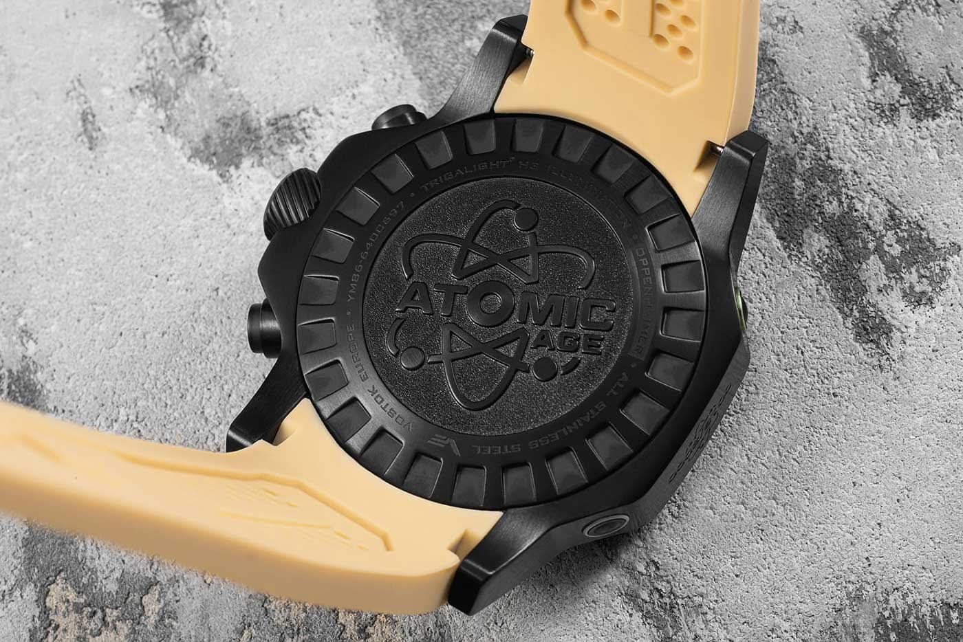 Herrarmbandsur Baksida med ATOM-logotyp och beige silikonarmband