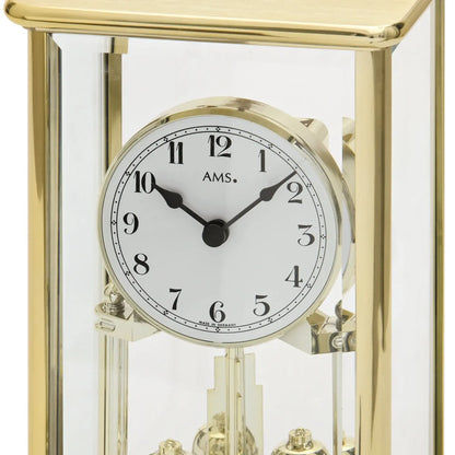 Nahaufnahme: Goldene Uhr mit rundem Ziffernblatt, schwarzen Zeigern und arabischen Ziffern