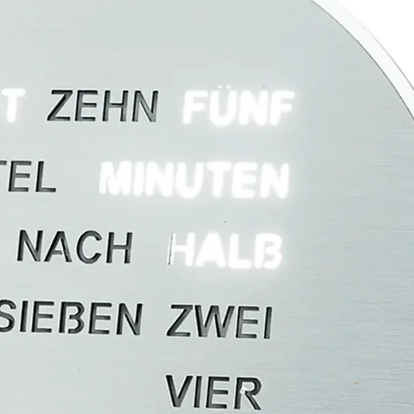 Närbild på LED-orddisplay med texten "TIO FEM" på metallfront