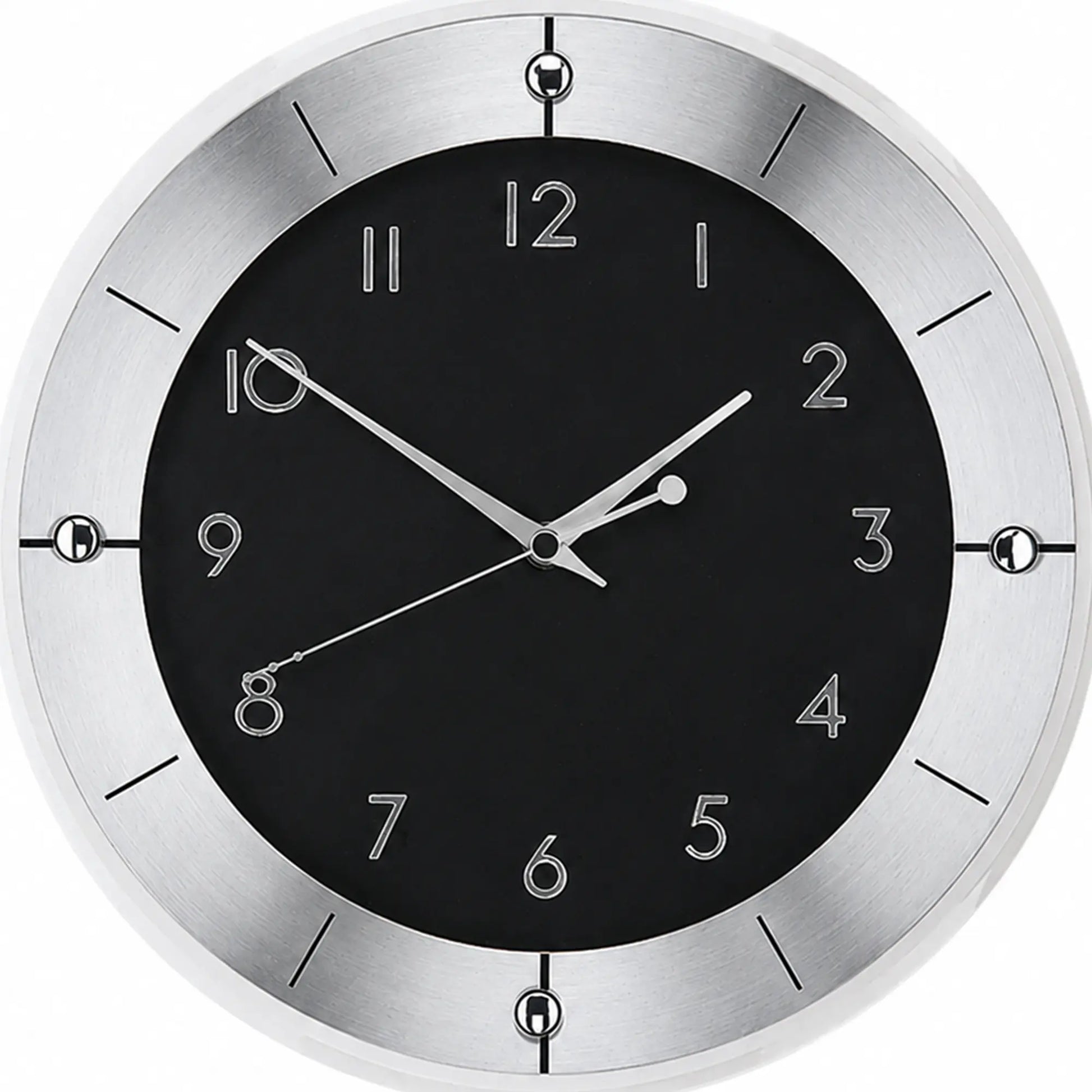 Nahaufnahme der Wanduhr: schwarzes Zifferblatt, silberner Aluminiumrahmen mit Ziffern