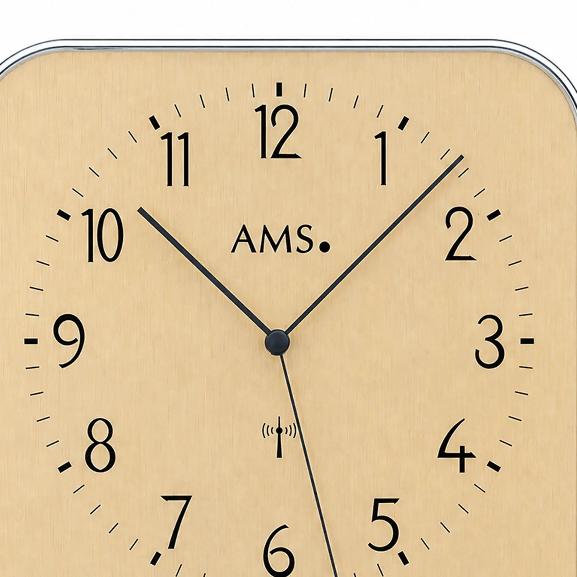 AMS väggklocka med analog urtavla och AMS-logotyp
