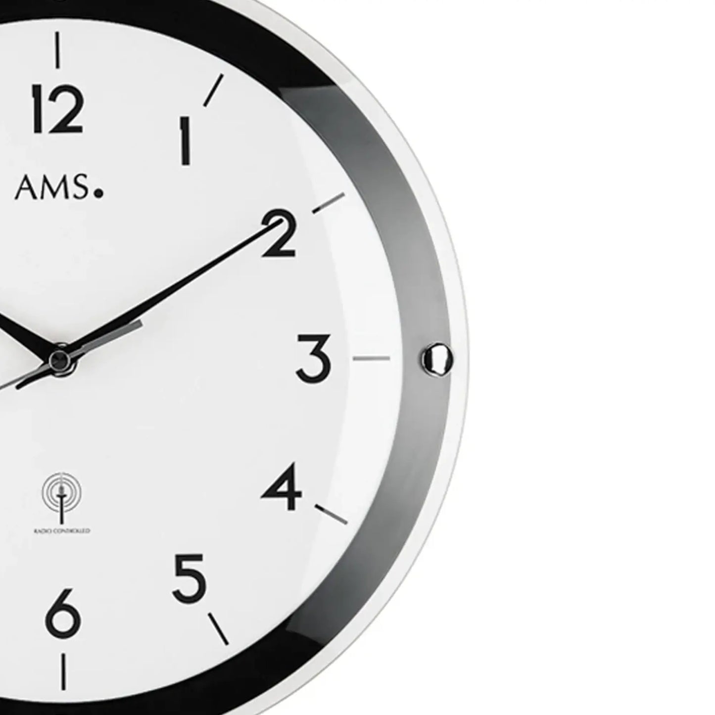 Detail der Wanduhr: silberner Rand, schwarzer Ring, Ziffern 2–4 und Zeiger sichtbar