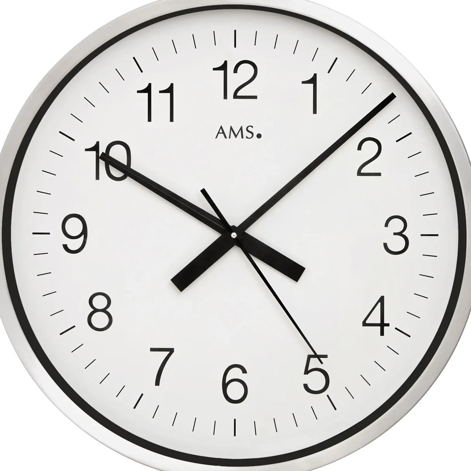 Nahaufnahme: runde Wanduhr mit weißem Zifferblatt, schwarzen Zahlen und Zeigern