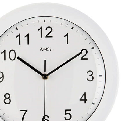 Detailansicht: weiße Funk-Wanduhr mit schwarzem Ziffernblatt, Sekundenzeiger und Ziffern