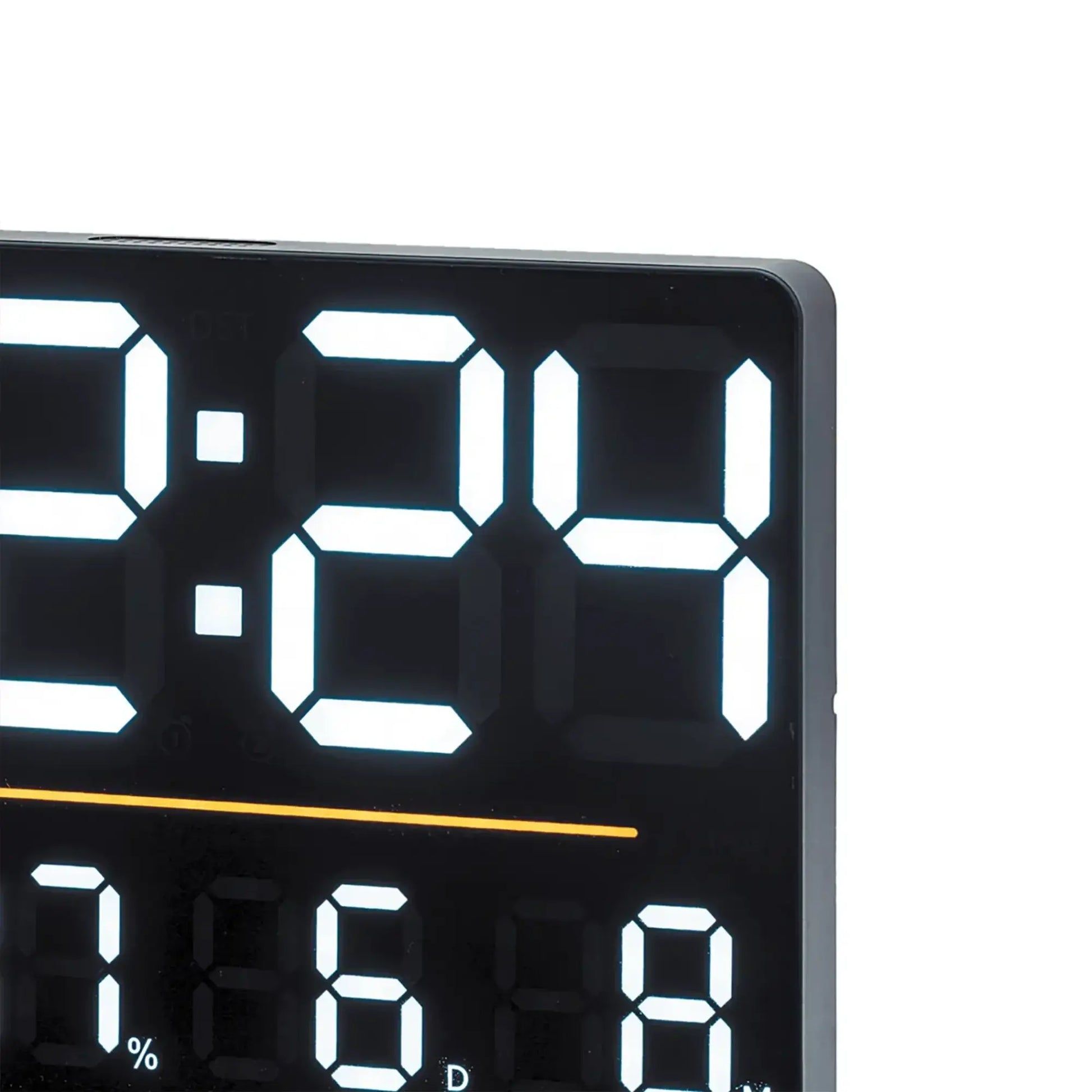 Närbild av en svart digital klocka med LED-display som visar tid, temperatur och luftfuktighet.