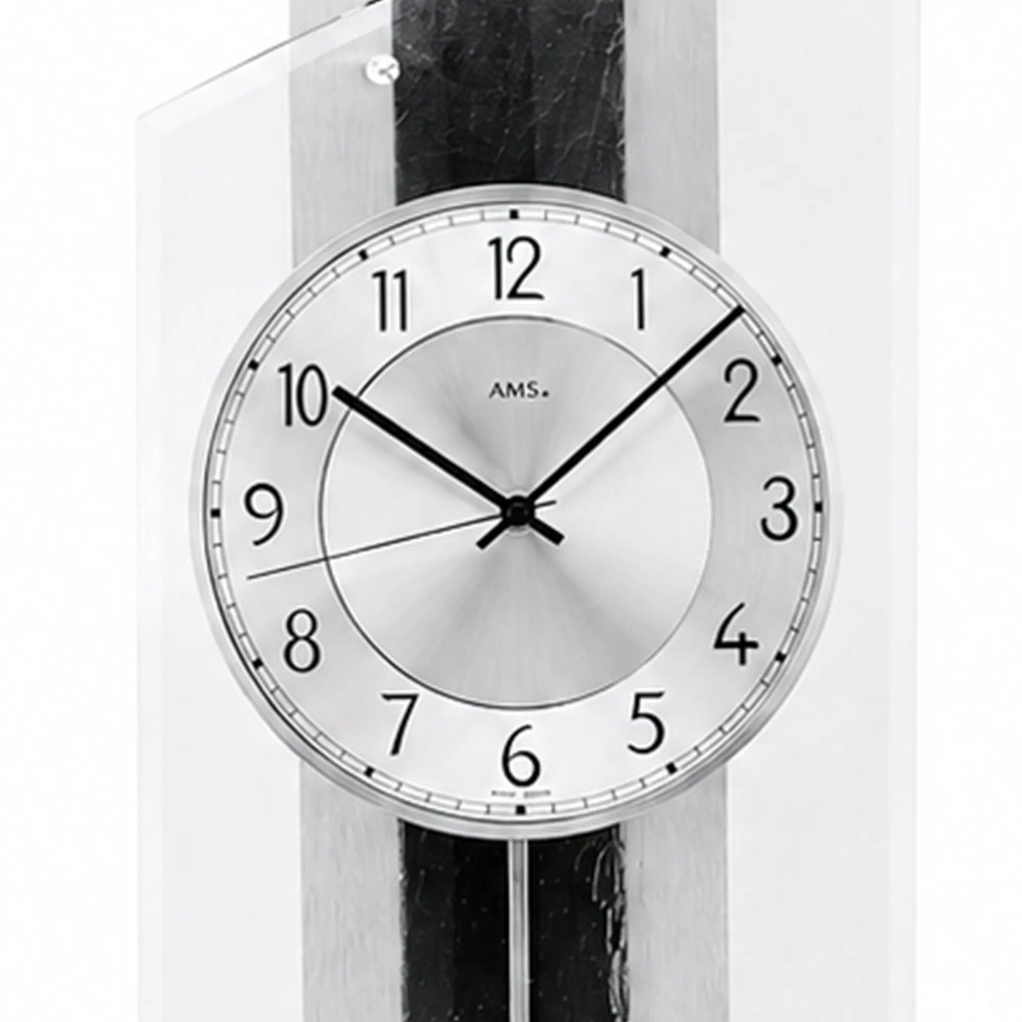 Wanduhr AMS Quarzwerk: Nahaufnahme des Zifferblatts mit Zeigern und Indizes