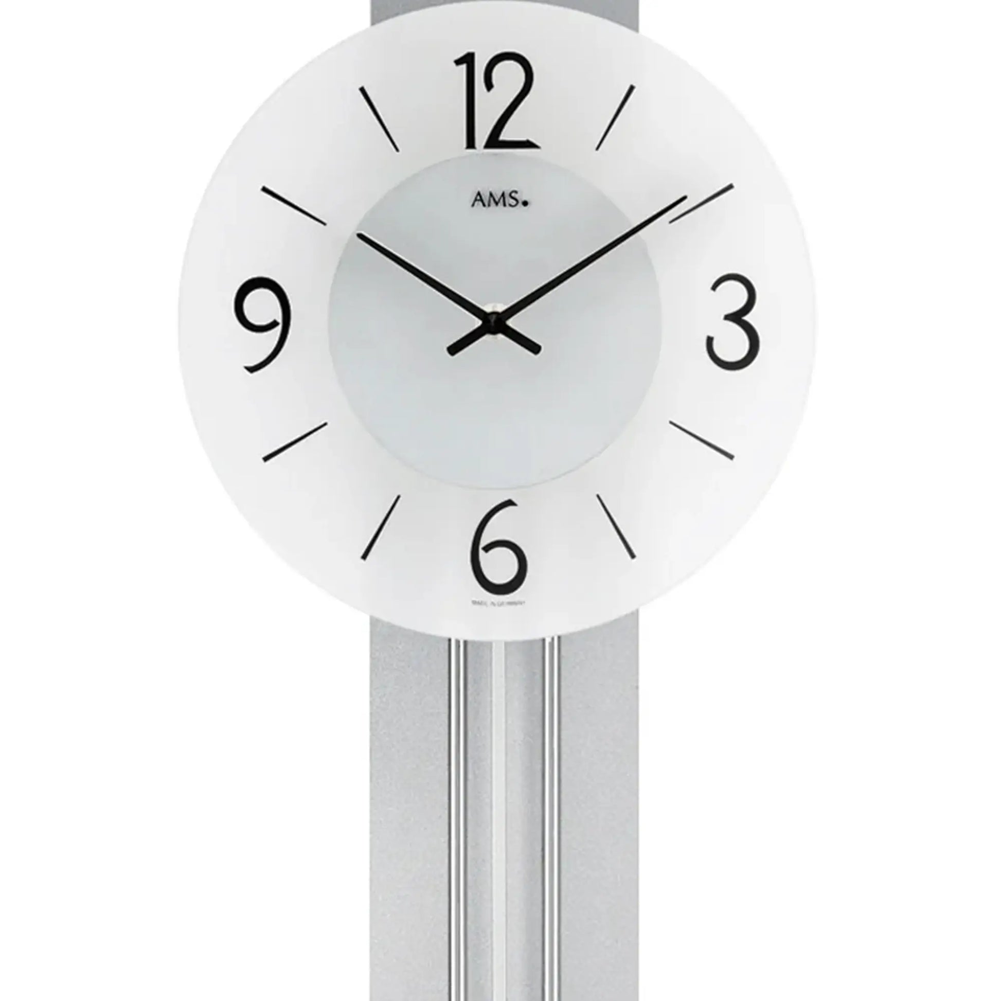 Nahaufnahme Wanduhr-Zifferblatt mit arabischen Ziffern und schwarzem Zeigerwerk