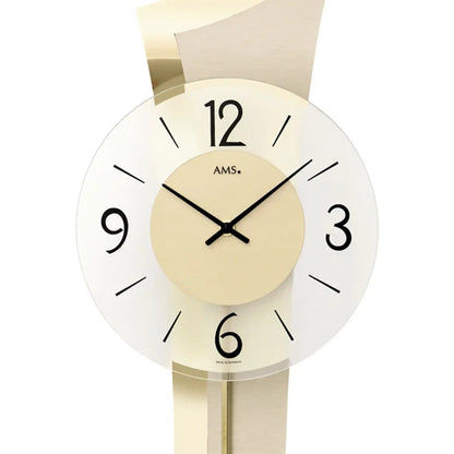 Wanduhr-Zifferblatt mit AMS-Logo, schwarzen Zeigern und beigem Mittelfeld am Holzgehäuse