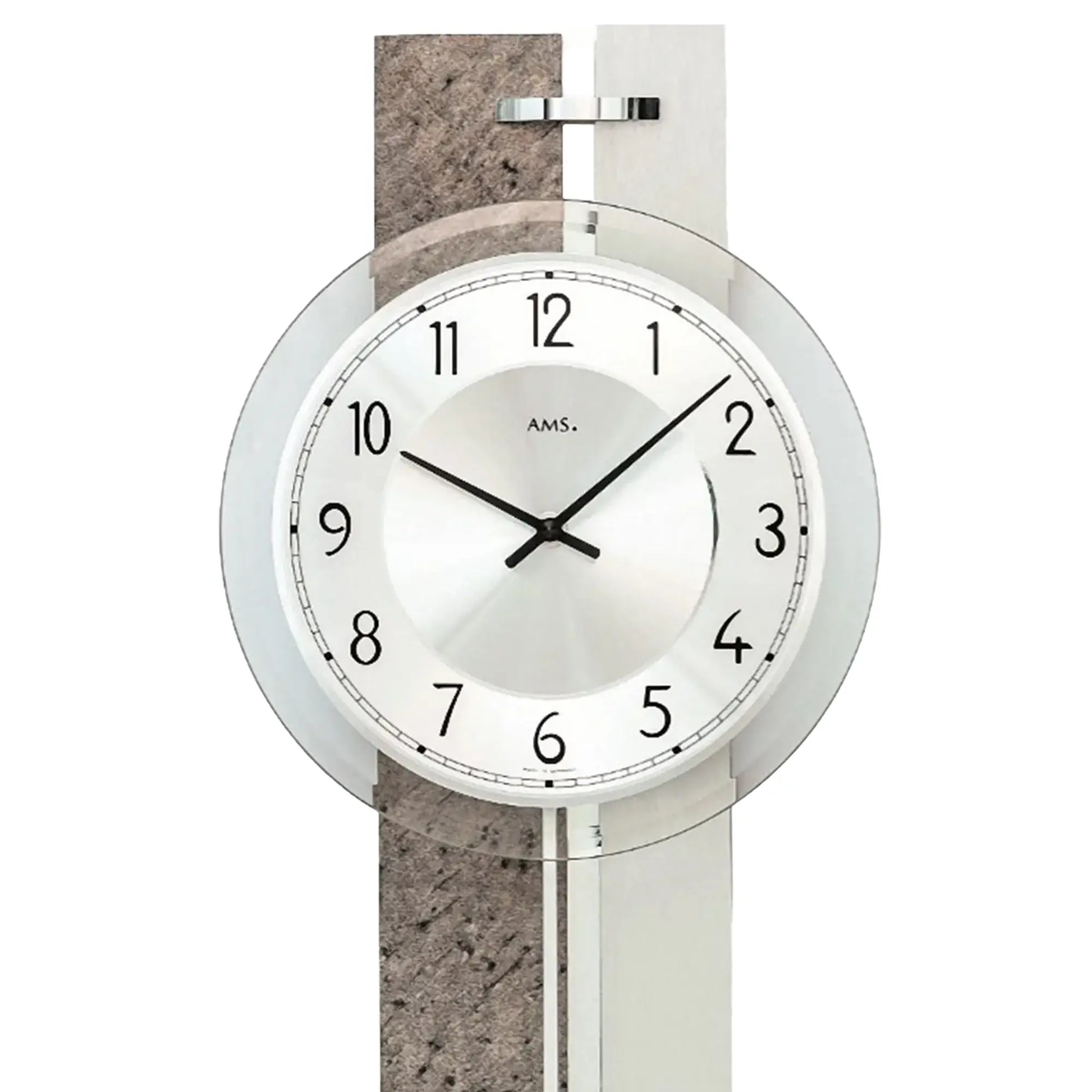 Pendelwanduhr mit großem rundem Ziffernblatt, arabischen Zahlen und silbernen Zeigern