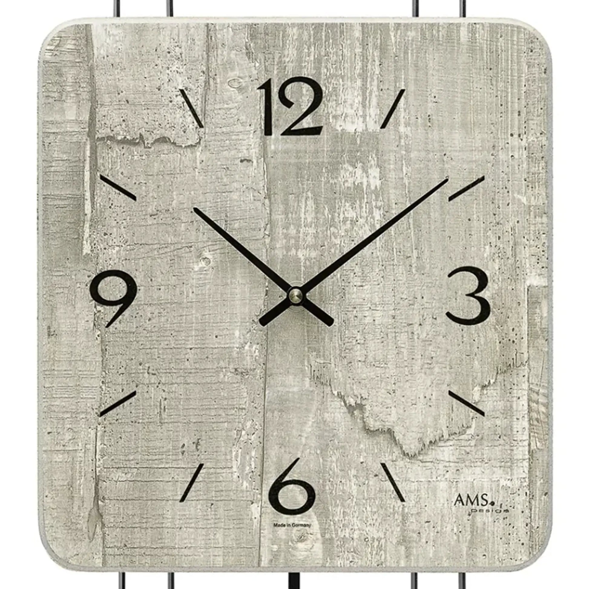 Wanduhr-Zifferblatt in Betonoptik mit schwarzen Zeigern und arabischen Ziffern
