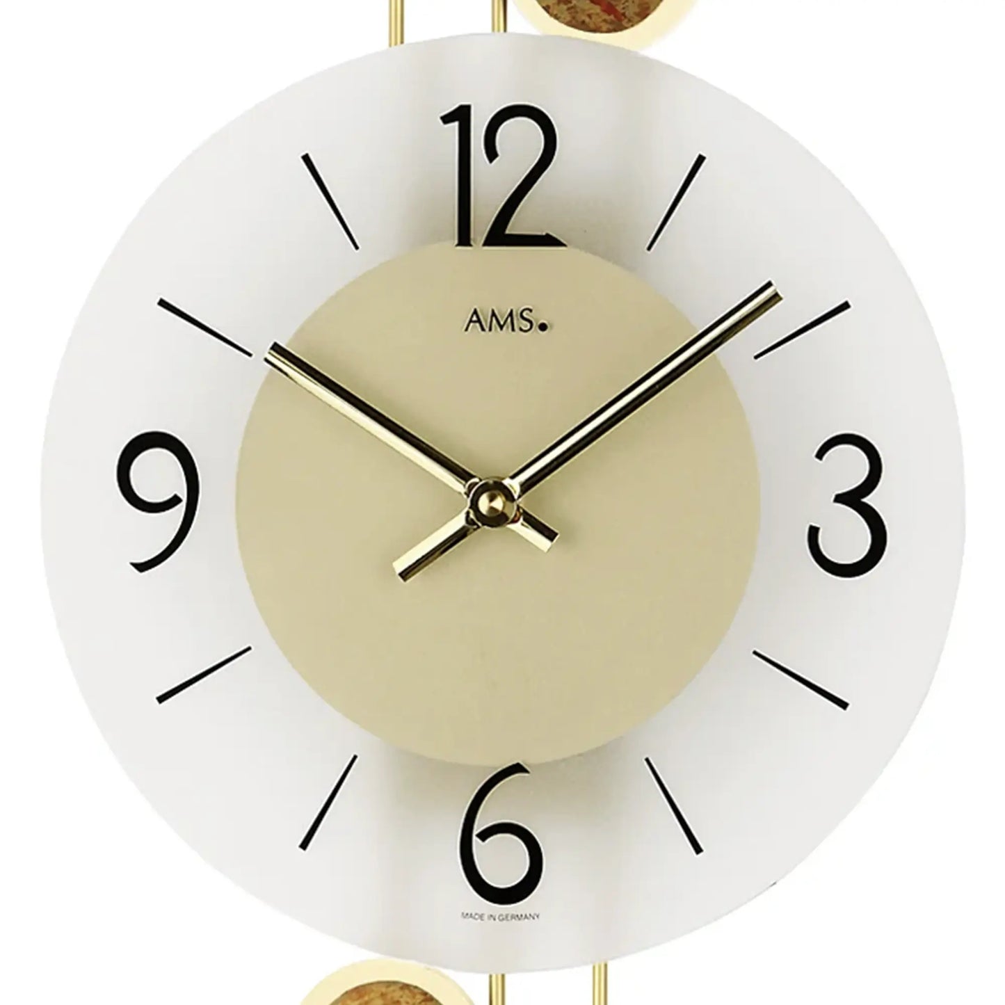 Nahansicht Wanduhr: weißes Zifferblatt, goldfarbene Zeiger, schwarze Ziffern