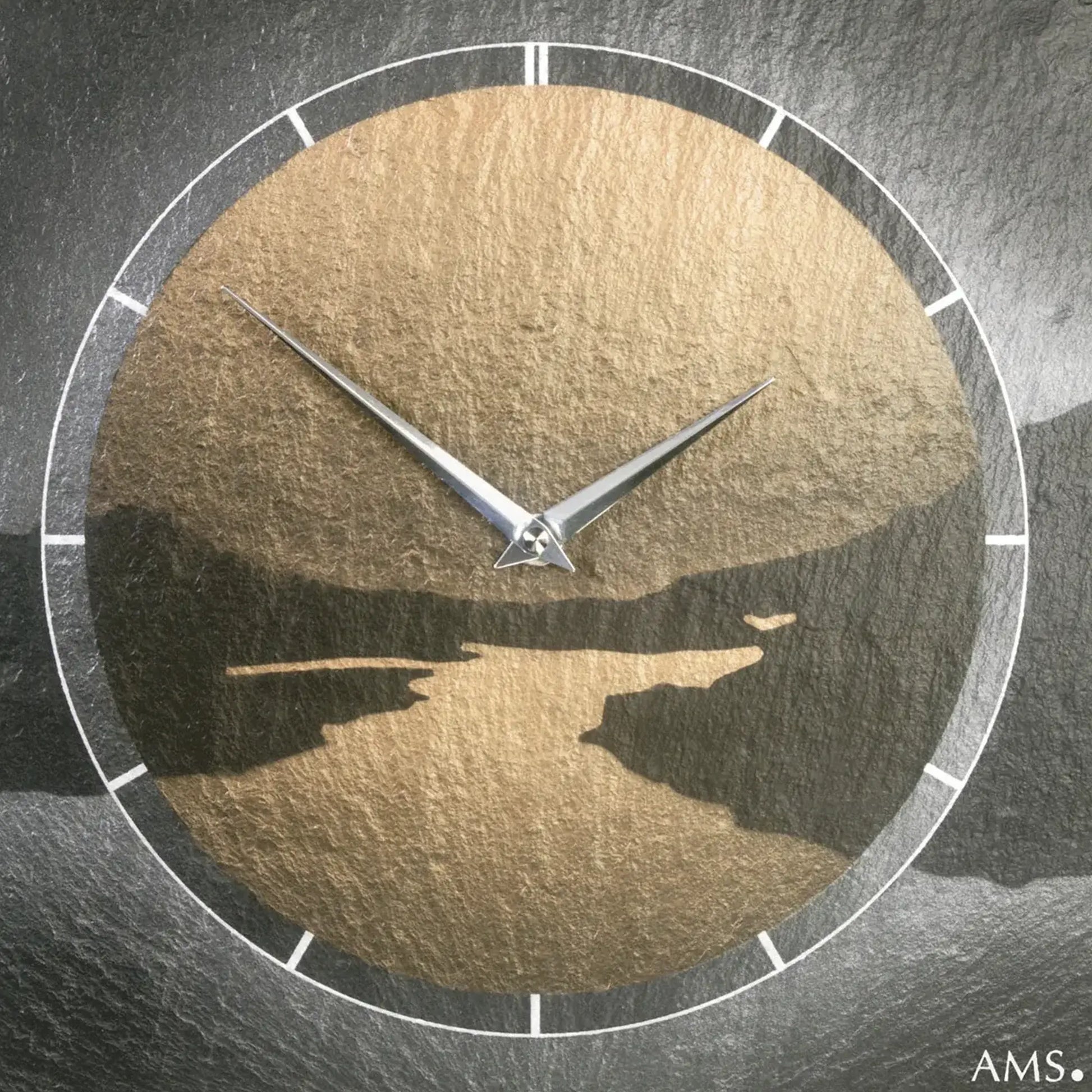 Wanduhr-Ziffernblatt aus Naturschiefer mit silbernem Rahmen, Zeigern und Airbrush-Farbflächen