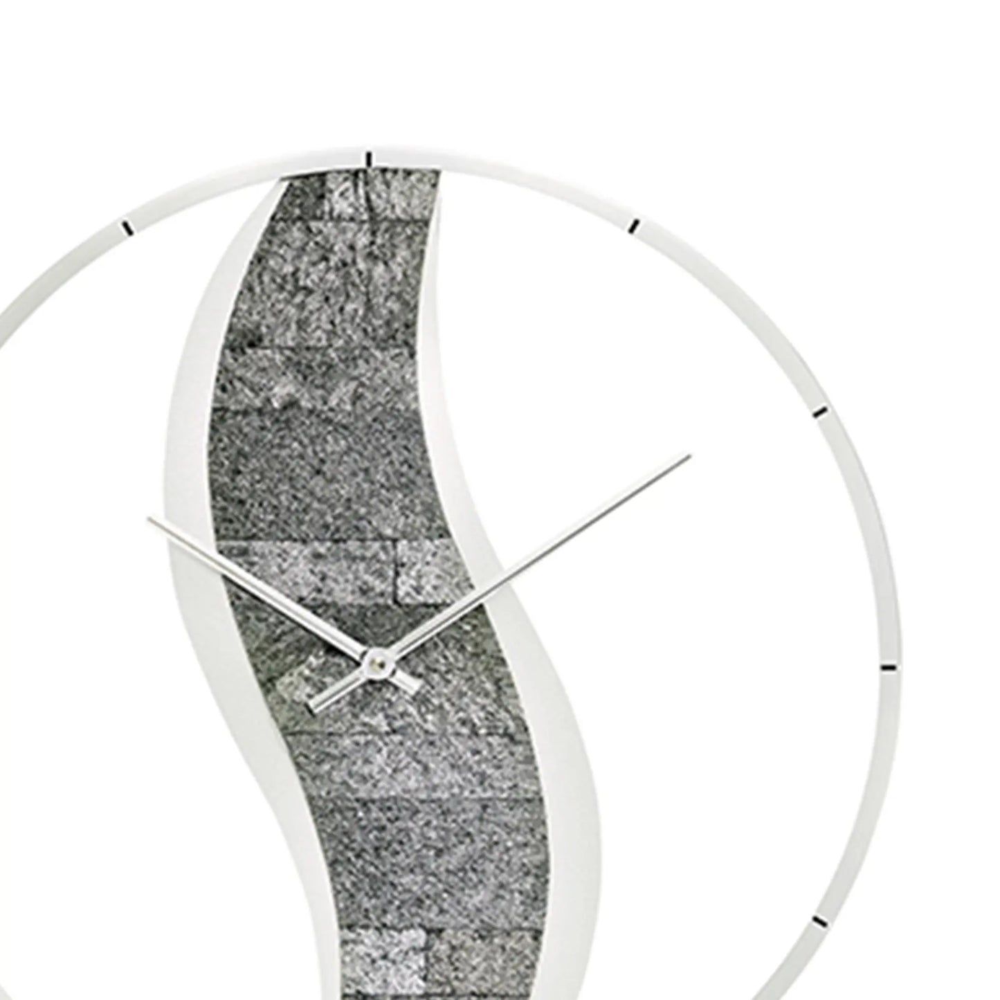 Wanduhr-Zifferblatt mit grauem Steinmuster, silbernen Zeigern und rundem silbernem Rahmen