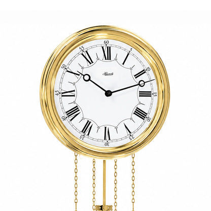 Mässingsväggklocka med vit urtavla, svarta visare och romerska siffror