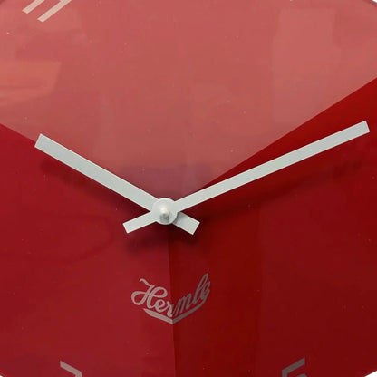 Rote Acryl-Wanduhr mit weißen Zeigern und Hermle-Schriftzug