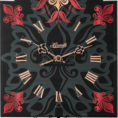 Urtavla för väggklocka med romerska siffror, svarta ornament, röda accenter och guldfärgade visare