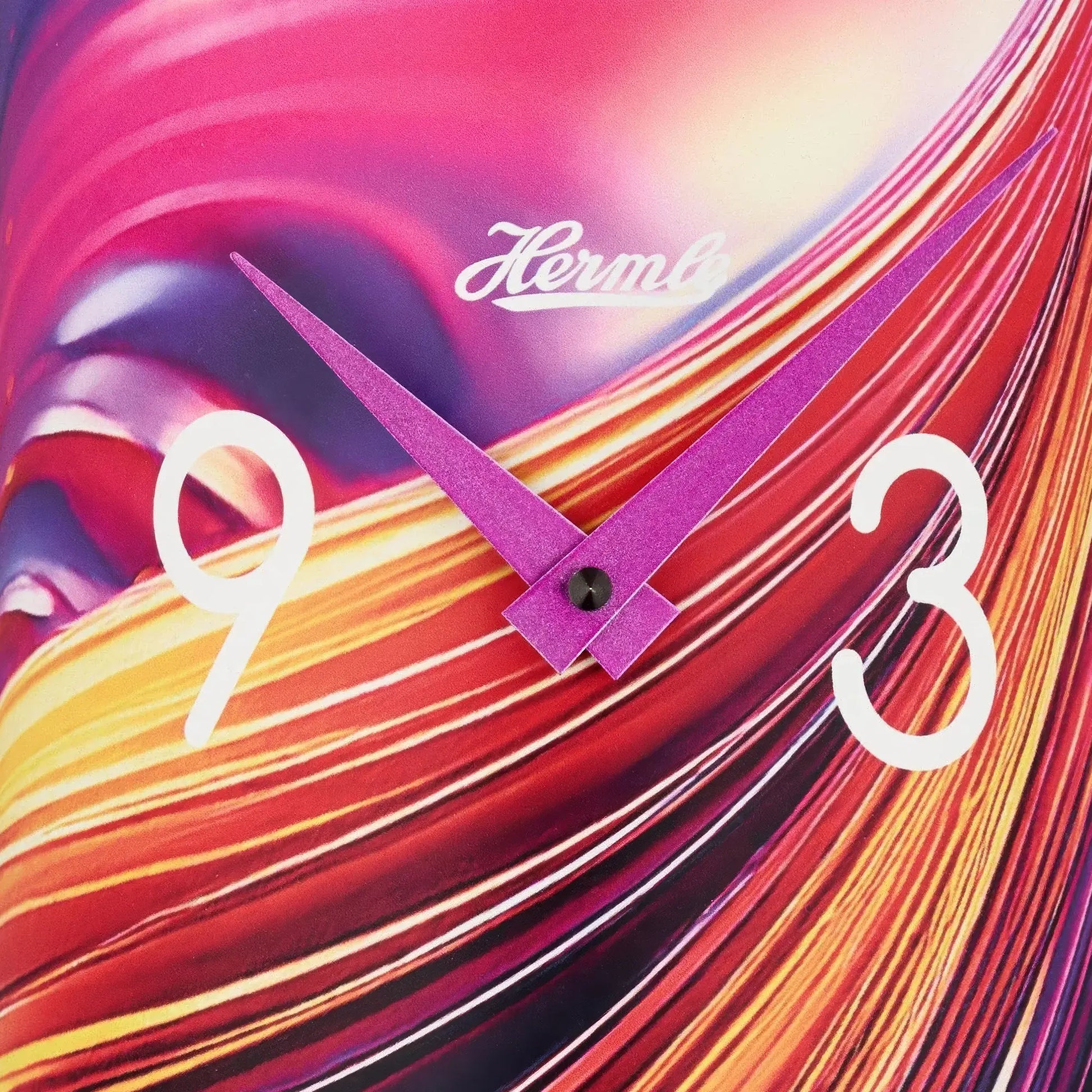 Väggklocka med Hermle-logotyp, färgglatt vågmönster och lila visare