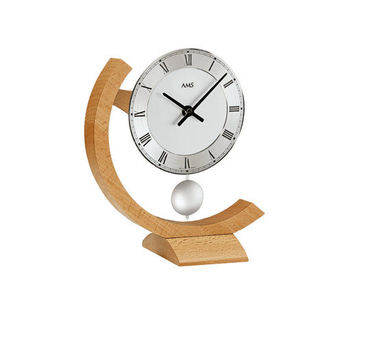 Tischuhr mit hellem Holzgehäuse und rundem Ziffernblatt, römische Zahlen, AMS