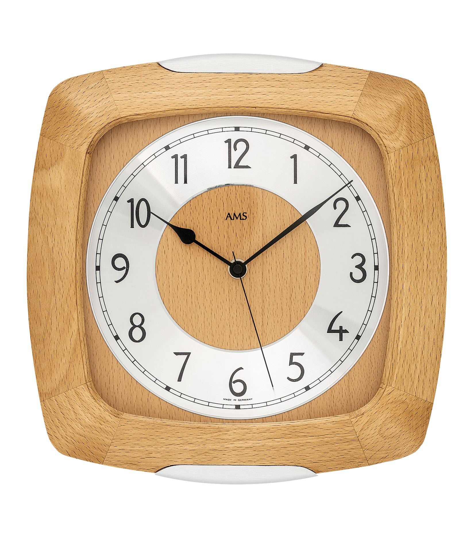 Wanduhr mit Gehäuse aus hellem Buchenholz, rundem Zifferblatt und Mineralglas