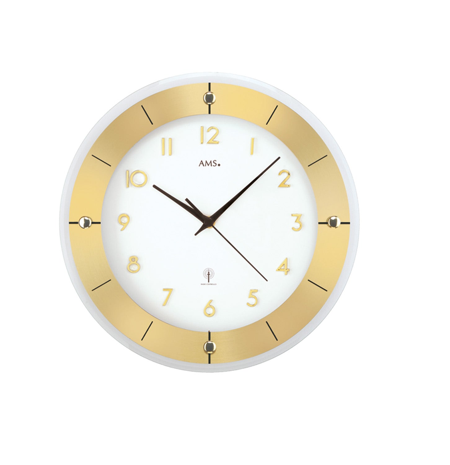 Runde Wanduhr mit weißem Zifferblatt, goldfarbener Umrandung und schwarzen Zeigern, AMS-Logo