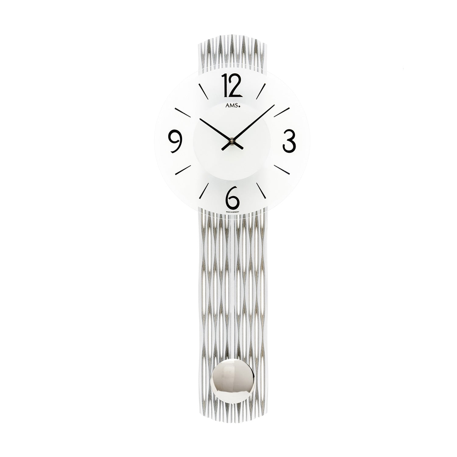 Wanduhr mit silberfarbenem geripptem Gehäuse und Pendel, rundes Zifferblatt