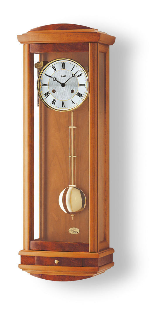 Wanduhr mit massivem Holzgehäuse in Kirschbaumton, rundem Zifferblatt und Pendel