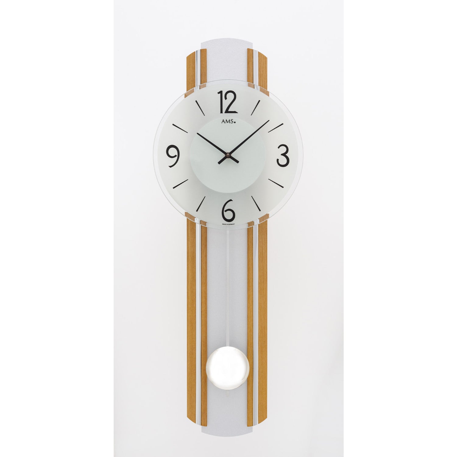 Wanduhr mit rundem Zifferblatt, Eiche-Holzleisten und Pendel, Quarzwerk
