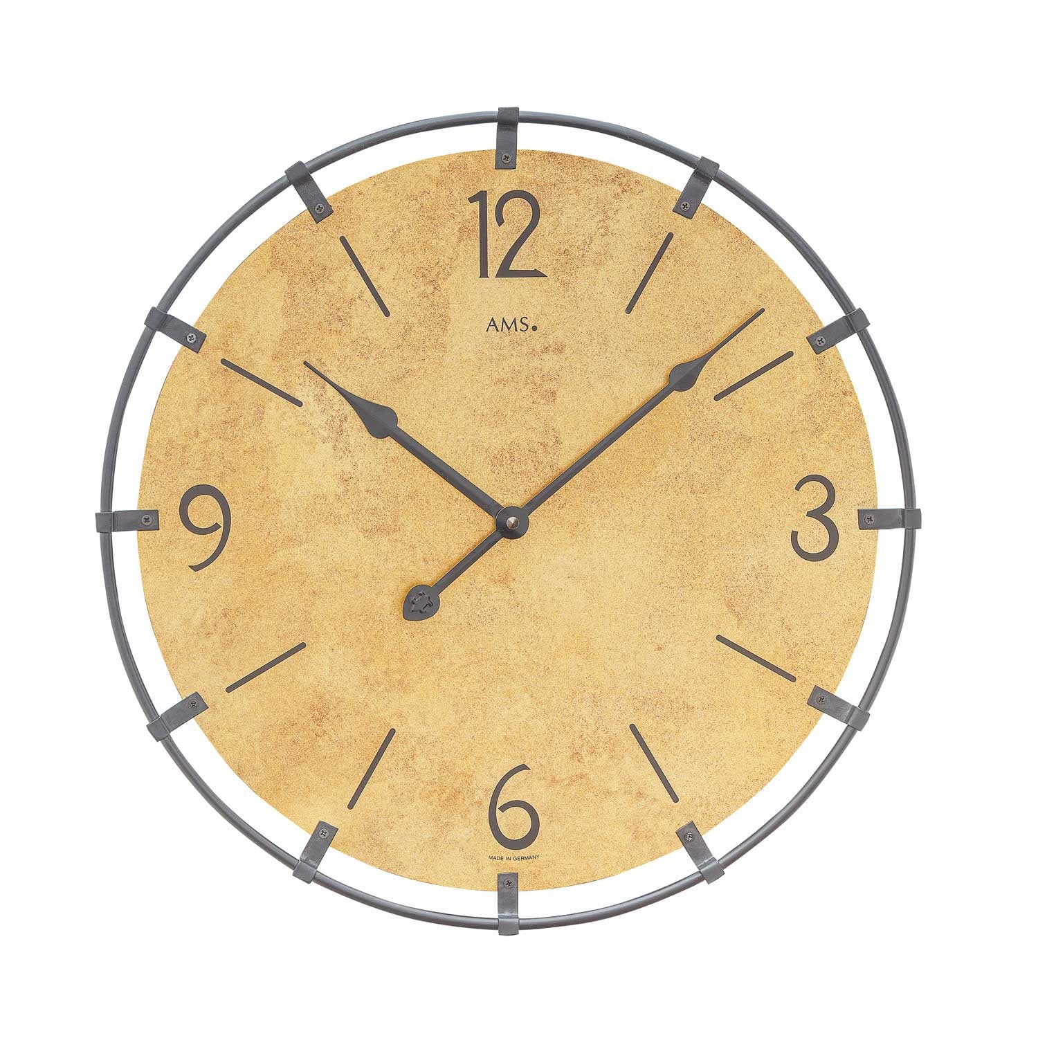 Runde Wanduhr mit Messing-Zifferblatt, schwarzen Zeigern und Ziffern, grauem Rand