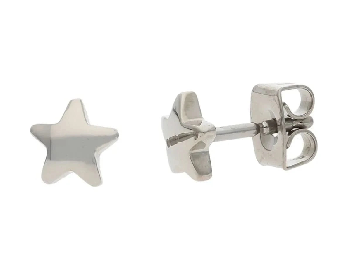 Orecchini a lobo in titanio con ciondolo a stella e chiusura a farfalla