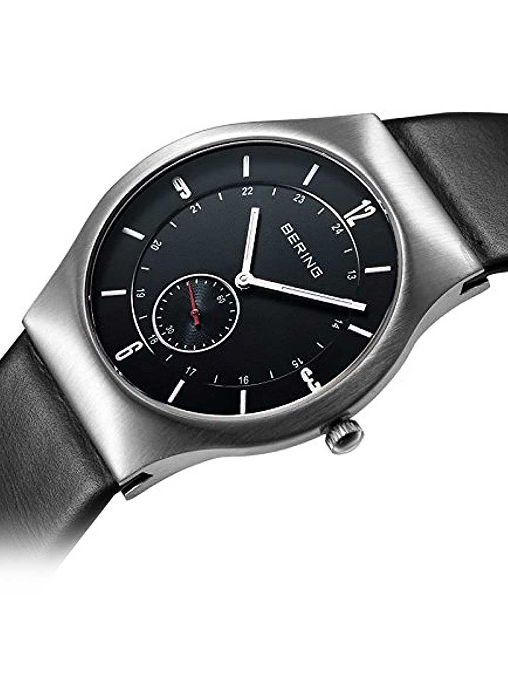 Herrenuhr mit schwarzem Zifferblatt und rotem Akzent im Subdial, silbernes Gehäuse