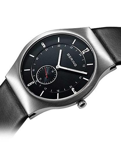 Herrenuhr mit schwarzem Zifferblatt und rotem Akzent im Subdial, silbernes Gehäuse