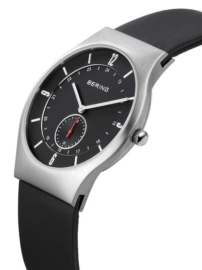 Herrenuhr mit schwarzem Zifferblatt, silbernem Gehäuse und schwarzem Lederarmband