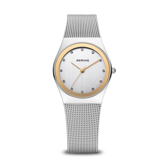 Bering Damenarmbanduhr mit silbernem Milanaise-Armband, weißem Zifferblatt und goldenen Zeigern.