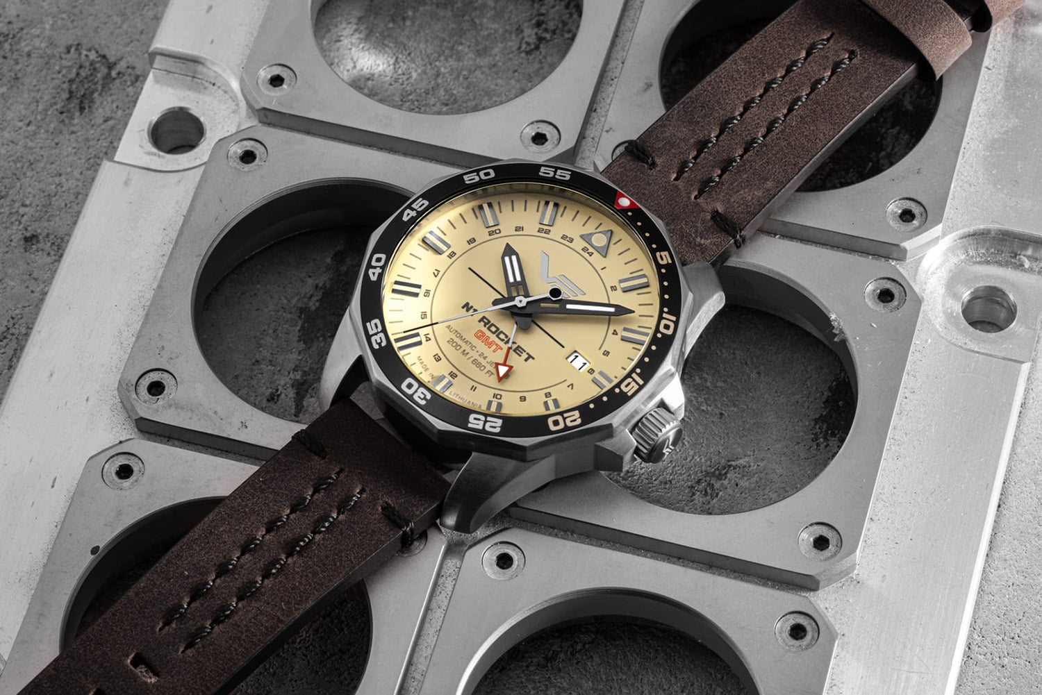 Vostok Europe Rocket N1 NH34-225A713-LBBRN Herren • Automatik GMT • Braunes Lederband, Bild 2