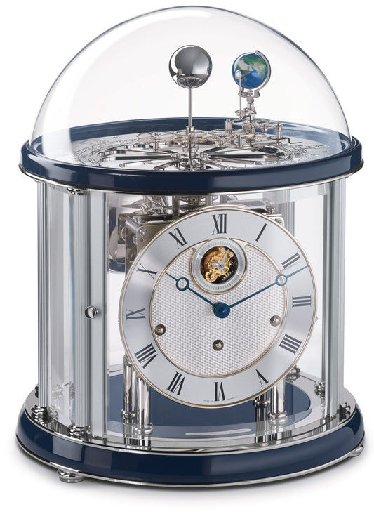 Tourbillon-Uhr in silbernem Gehäuse mit blauem Sockel und Glasglocke