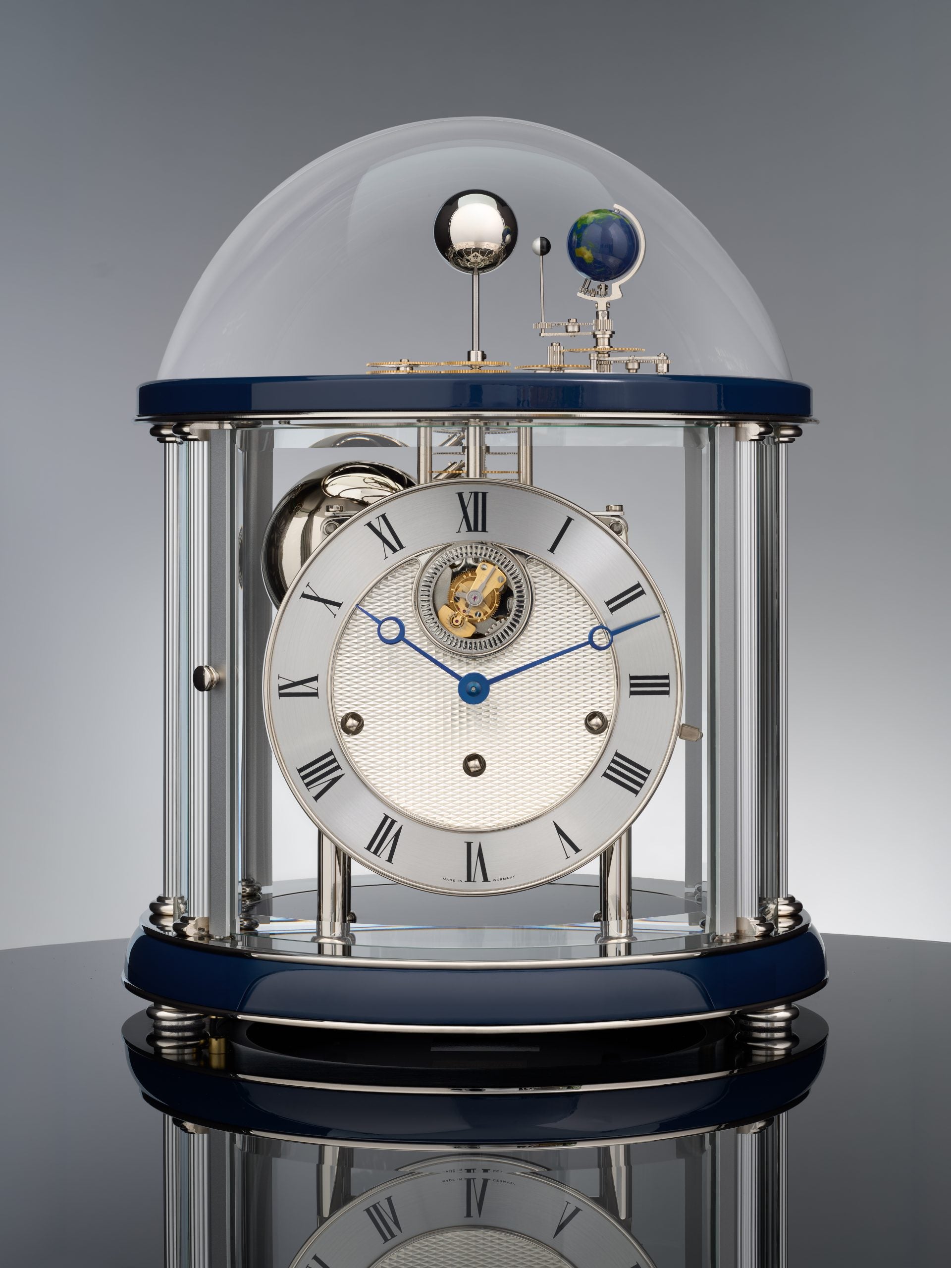 Tourbillon-Uhr mit rundem Zifferblatt, römischen Zahlen und blauem Sekundenzeiger
